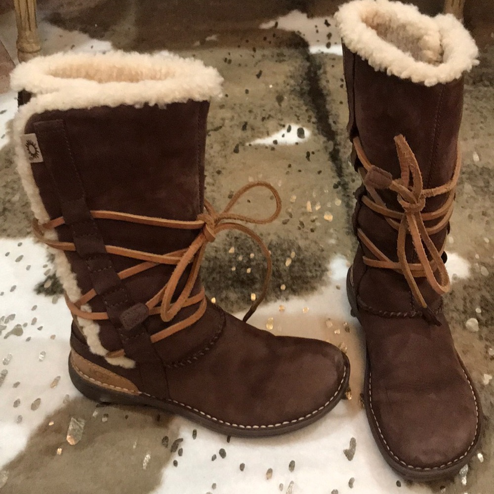 UGG Catalina boot. Wrap around laces. Size 6